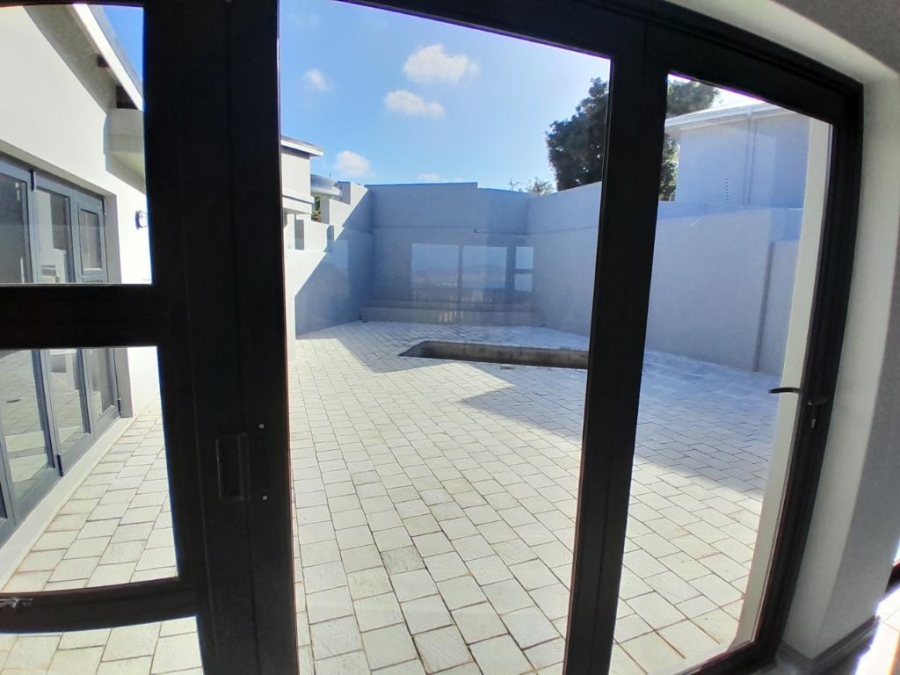4 Bedroom Property for Sale in Whale Rock Western Cape